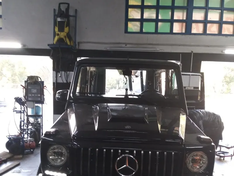 Mercedes G-класу на підйомнику