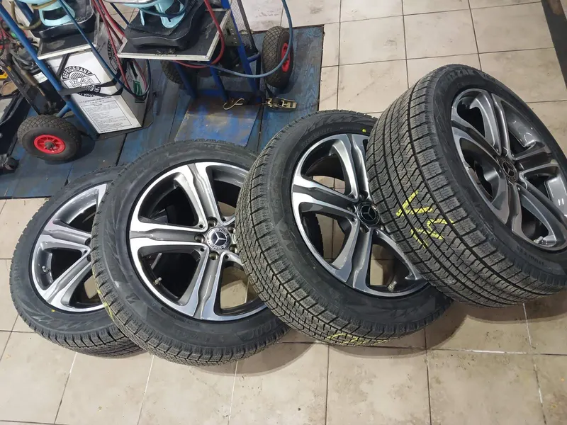 Колеса Mercedes і станція заправки кондиціонерів R134a