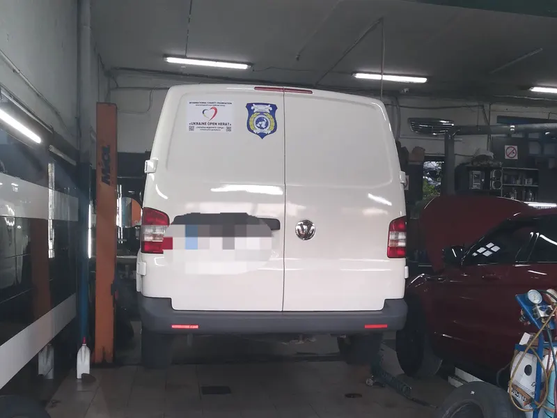 Волонтерський Volkswagen T5 на підйомнику